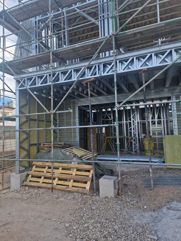 Sprayed INSULTERM 600 forming the continuous external layer